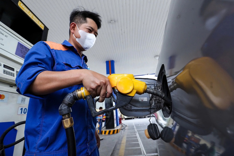Giá xăng tăng cao nhất 174 đồng/lít, giá dầu giảm
