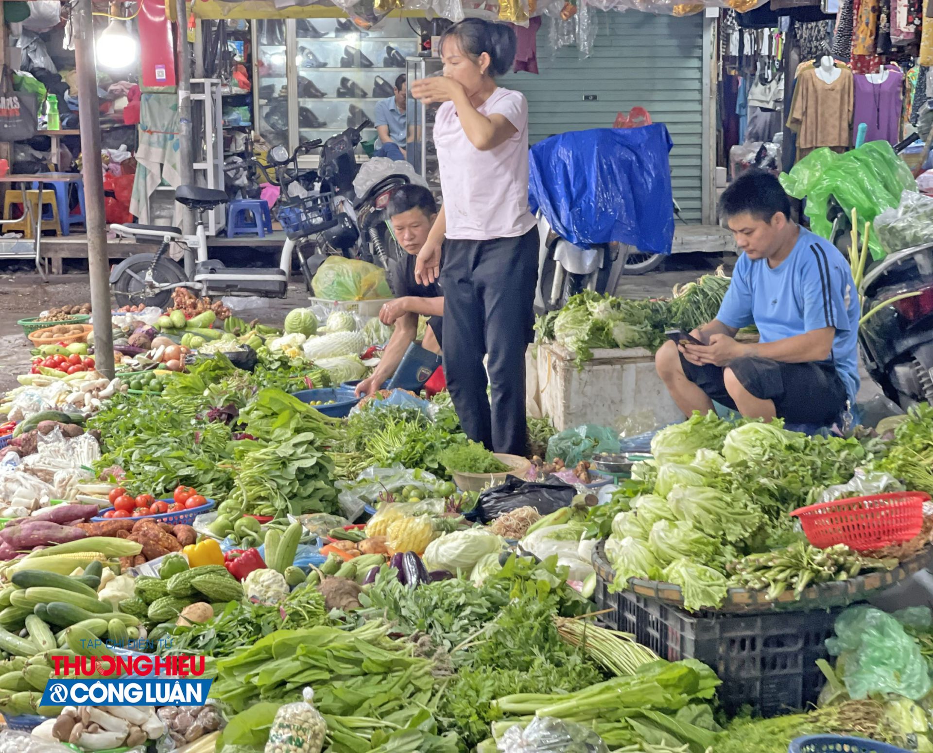 Sạp hàng rau tại chợ Nhân Chính, Hà Nội.