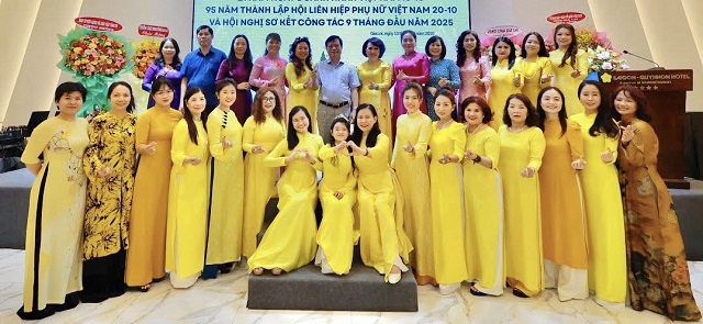 Chị em nữ doanh nhân Bình Định chụp ảnh lưu niệm cùng đại biểu lãnh đạo, quan khách. Ảnh: VH Chị em nữ doanh nhân Bình Định chụp ảnh lưu niệm cùng đại biểu lãnh đạo, quan khách. Ảnh: VH