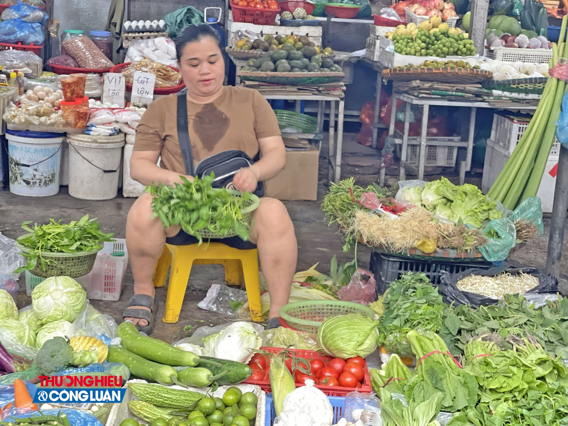 Sau bão lũ, nhiều hộ gia đình dè dặt hơn khi mua rau xanh do giá cả tăng cao. (Ảnh minh họa)