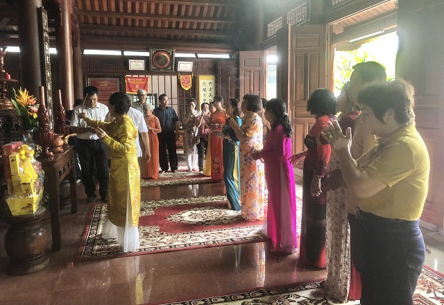 Chị em Câu Lạc bộ Con gái, con dâu họ Phạm tỉnh Gia Lai thắp nhang tại Nhà thờ Thượng Thuỷ Tổ Phạm Tu. Ảnh: Viết Hiền Chị em Câu Lạc bộ Con gái, con dâu họ Phạm tỉnh Gia Lai thắp nhang tại Nhà thờ Thượng Thuỷ Tổ Phạm Tu. Ảnh: Viết Hiền