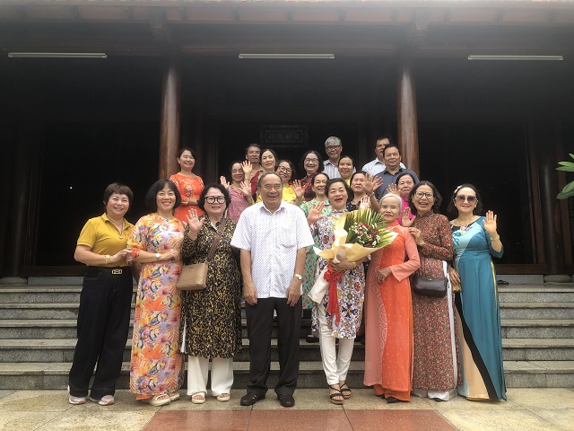 Ông Phạm Văn Thanh (đứng giữa) tặng hoa chúc mừng chị em Câu Lạc bộ Con gái, con dâu họ Phạm tỉnh Gia Lai nhân kỷ niệm ngày 20/10. Ảnh: VH Ông Phạm Văn Thanh (đứng giữa) tặng hoa chúc mừng chị em Câu Lạc bộ Con gái, con dâu họ Phạm tỉnh Gia Lai nhân kỷ niệm ngày 20/10. Ảnh: VH