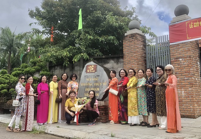 Chị em Câu Lạc bộ Con gái, con dâu họ Phạm tỉnh Gia Lai chụp ảnh lưu niệm trước cổng Nhà thờ Thượng Thuỷ Tổ Phạm Tu. Ảnh: Viết Hiền Chị em Câu Lạc bộ Con gái, con dâu họ Phạm tỉnh Gia Lai chụp ảnh lưu niệm trước cổng Nhà thờ Thượng Thuỷ Tổ Phạm Tu. Ảnh: Viết Hiền