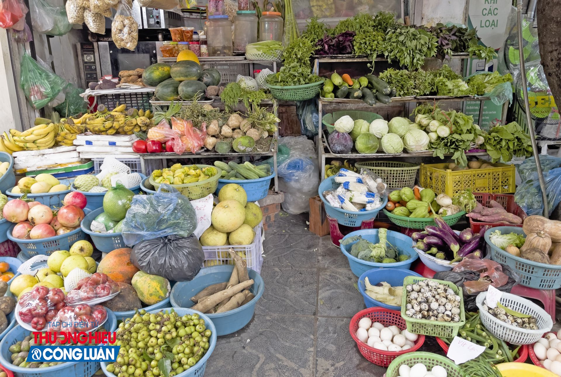 Giá rau xanh, củ quả tại nhiều chợ truyền thống ở Hà Nội tăng 30–50% sau mưa lũ.