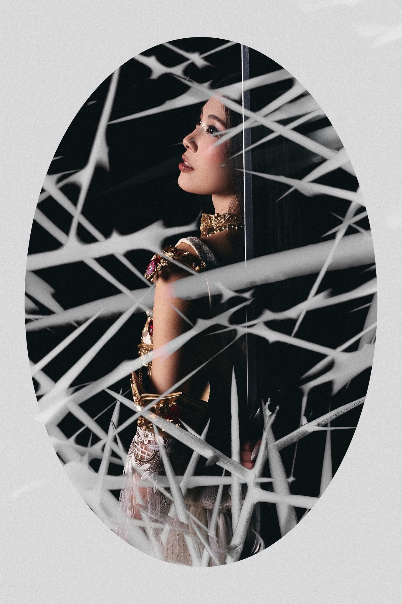 Ảnh 4: Tiếng thì thầm “Chứng minh đi, liều lĩnh đi” kéo Novas vào không gian nơi tham vọng thành cám dỗ, bất an bị khát khao chứng tỏ bản thân nuốt trọn, đẩy nữ hiệp sĩ đến ranh giới giữa kiểm soát và đánh mất chính mình. Ảnh 4: Tiếng thì thầm “Chứng minh đi, liều lĩnh đi” kéo Novas vào không gian nơi tham vọng thành cám dỗ, bất an bị khát khao chứng tỏ bản thân nuốt trọn, đẩy nữ hiệp sĩ đến ranh giới giữa kiểm soát và đánh mất chính mình.