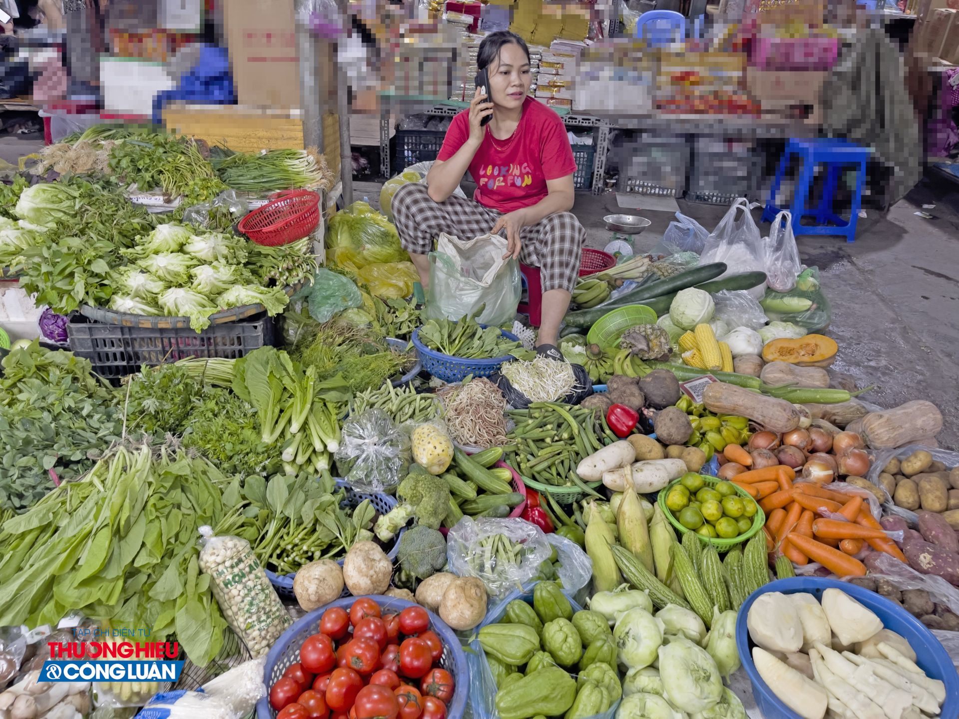 Người dân Hà Nội chật vật với giá rau tăng cao sau mưa lũ