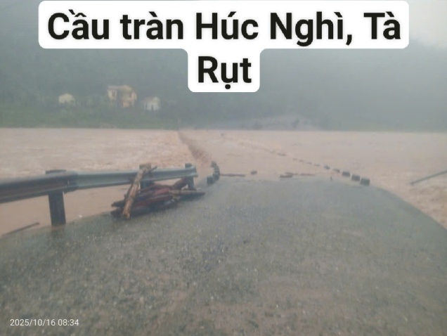 Cầu tràn Húc Nghì, Tà Rụt bị nước lũ chia cắt.