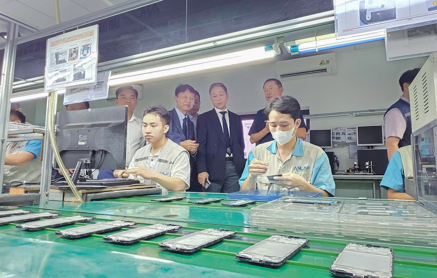 Các đại biểu trực tiếp tham quan và chứng kiến những thay đổi sau quá trình tham gia dự án nhà máy thông minh của doanh nghiệp Các đại biểu trực tiếp tham quan và chứng kiến những thay đổi sau quá trình tham gia dự án nhà máy thông minh của doanh nghiệp