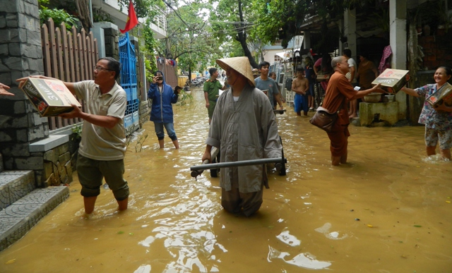 Tổ chức cứu trợ, hỗ trợ người dân