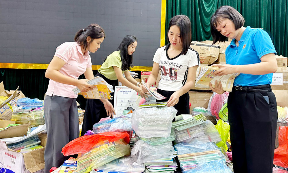 Giáo viên các trường học trên địa bàn xã Đồng Kỳ phân loại sách vở từ nguồn ủng hộ để phân phát cho học sinh học tập. Giáo viên các trường học trên địa bàn xã Đồng Kỳ phân loại sách vở từ nguồn ủng hộ để phân phát cho học sinh học tập.