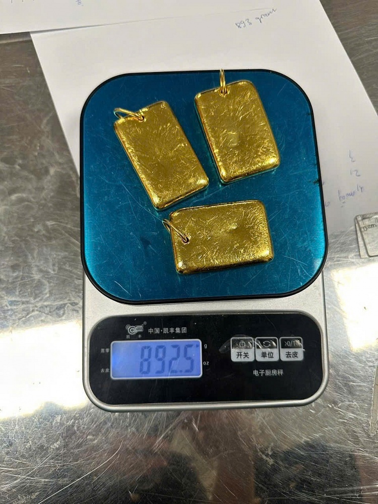 3 miếng kim loại nghi là vàng miếng, không khai báo hải quan. 3 miếng kim loại nghi là vàng miếng, không khai báo hải quan.
