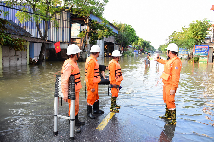 Công nhân EVNHANOI kiểm tra hiện trường tại khu vực Sóc Sơn