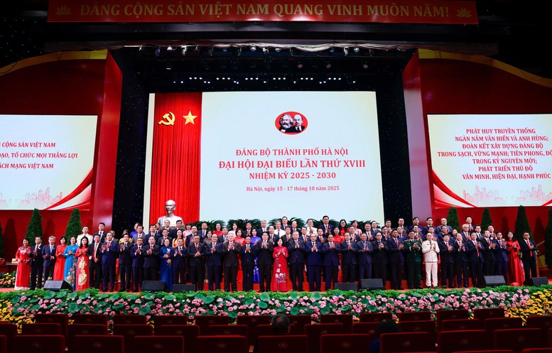 Các đồng chí lãnh đạo Đảng, Nhà nước chụp ảnh lưu niệm với đại biểu dự Đại hội Đảng bộ TP. Hà Nội - Ảnh: VGP/Nhật Bắc