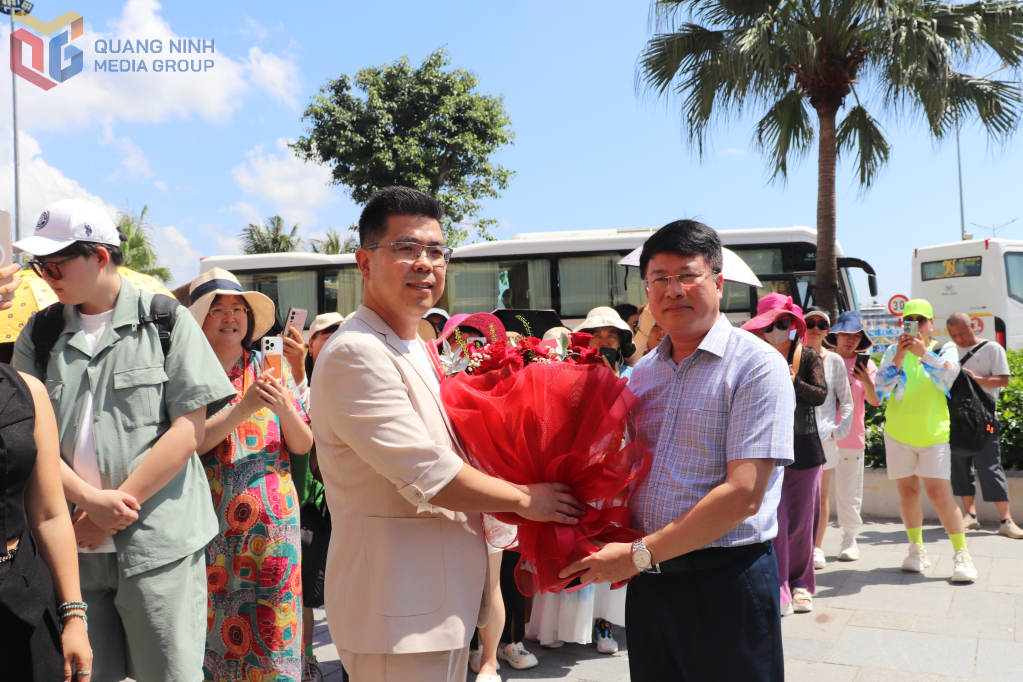 Lãnh đạo Sở Văn hóa, Thể thao và Du lịch Quảng Ninh tặng hoa chúc mừng đoàn. Lãnh đạo Sở Văn hóa, Thể thao và Du lịch Quảng Ninh tặng hoa chúc mừng đoàn.