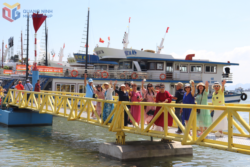 Gần 1.000 khách du lịch Trung Quốc hạng sang tham quan Vịnh Hạ Long