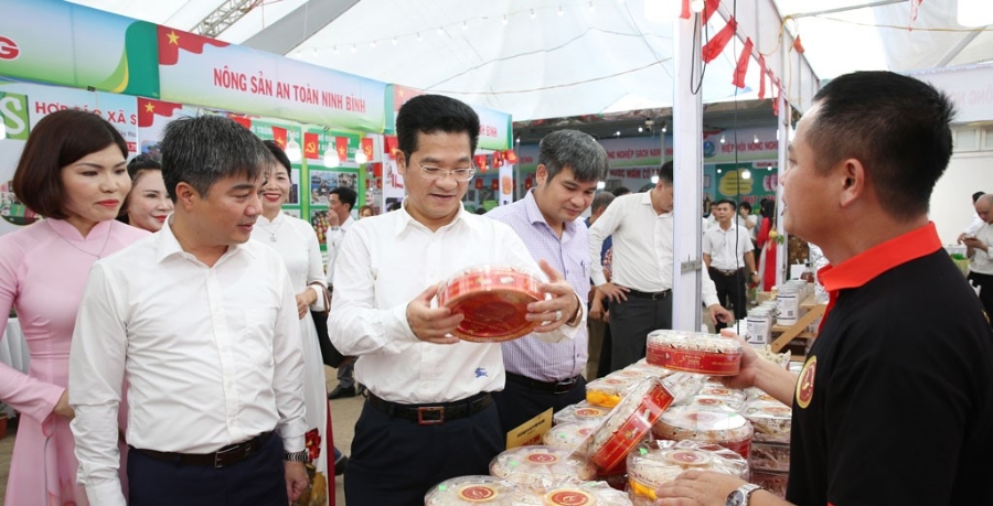 Ông Trần Anh Dũng, Phó Chủ tịch UBND tỉnh Ninh Bình, tham quan gian hàng khai mạc tuần hàng giới thiệu sản phẩm nông sản an toàn và ocop năm 2025