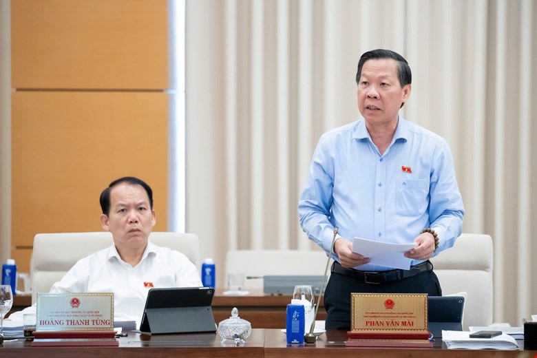 Chủ nhiệm Ủy ban Kinh tế và Tài chính Phan Văn Mãi trình bày báo cáo thẩm tra. Chủ nhiệm Ủy ban Kinh tế và Tài chính Phan Văn Mãi trình bày báo cáo thẩm tra.