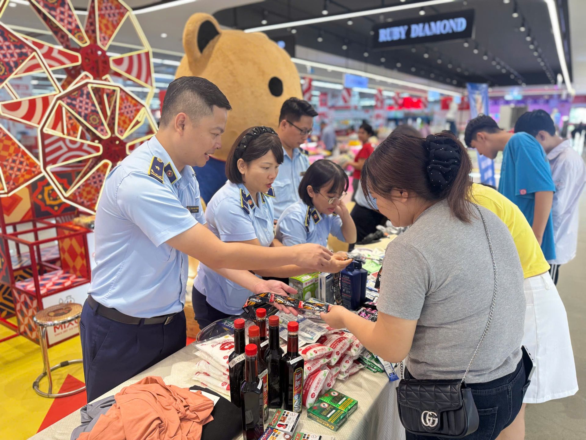 Lào Cai: Đội QLTT số 9 tuyên truyền pháp luật và hướng dẫn phân biệt hàng thật – hàng giả