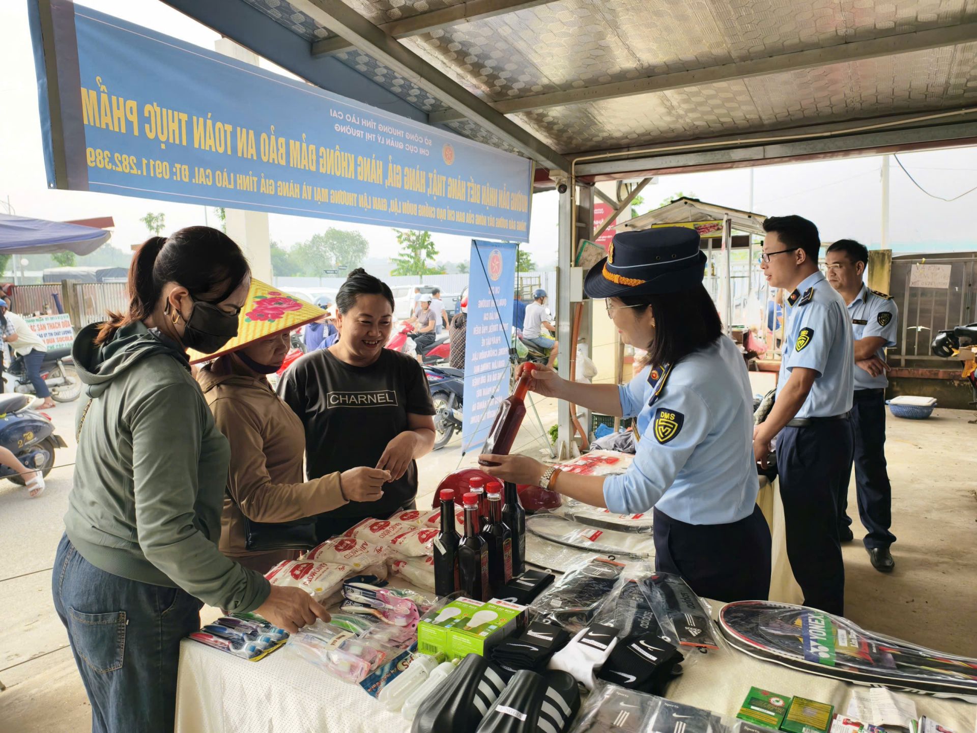 Công chức đội QLTT số 9 hướng dẫn cách phân biệt hàng thật hàng giả cho người dân