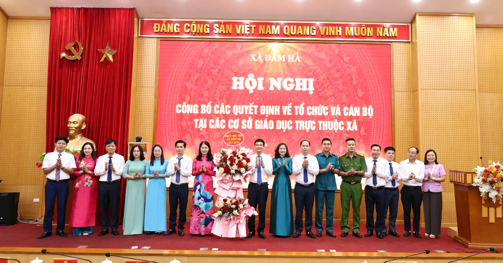 Ủy viên Ban Thường vụ Đảng ủy và lãnh đạo xã Đầm Hà tặng hoa chúc mừng Hiệu trưởng các trường học sau khi sáp nhập. Ủy viên Ban Thường vụ Đảng ủy và lãnh đạo xã Đầm Hà tặng hoa chúc mừng Hiệu trưởng các trường học sau khi sáp nhập.