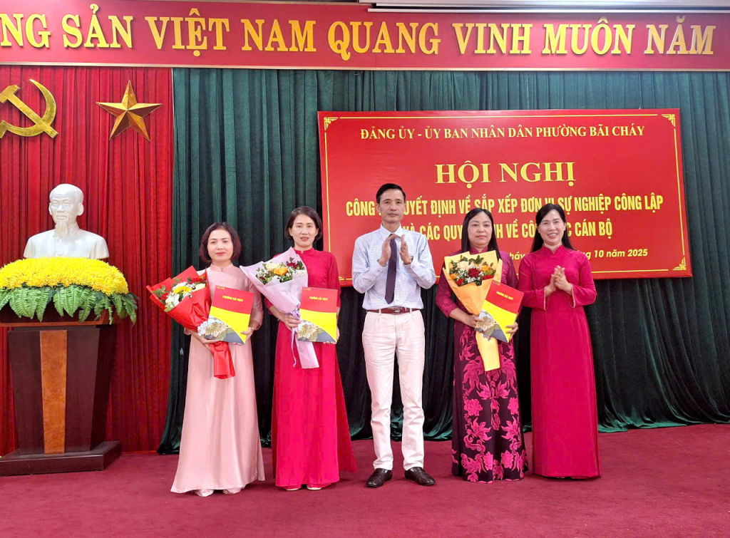 Lãnh đạo phường Bãi Cháy trao quyết định, tặng hoa chúc mừng các nhân sự được bổ nhiệm sau sáp nhập. Lãnh đạo phường Bãi Cháy trao quyết định, tặng hoa chúc mừng các nhân sự được bổ nhiệm sau sáp nhập.