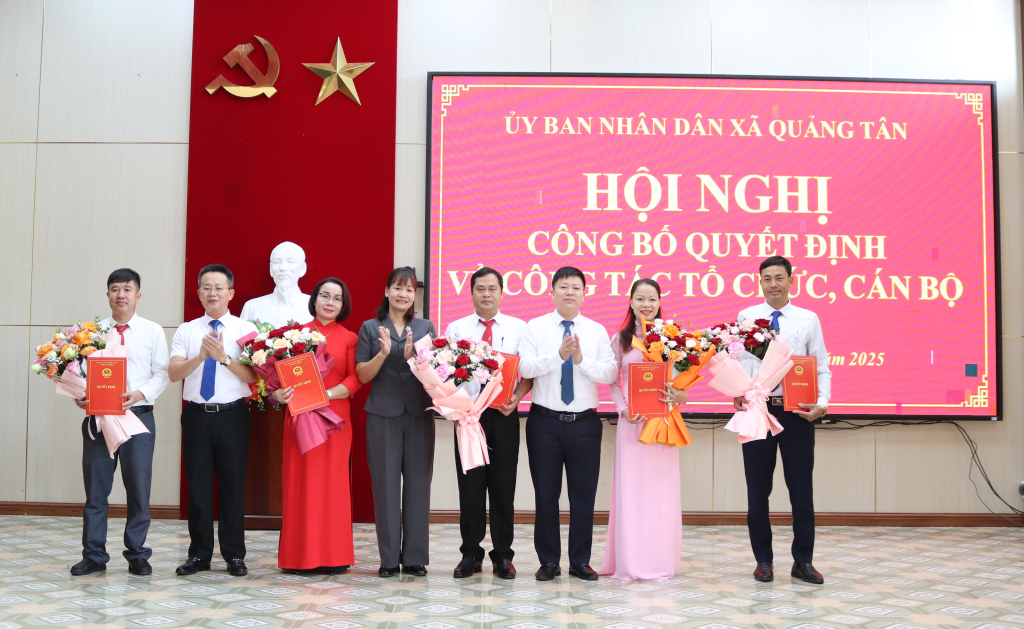 Lãnh đạo xã trao quyết định sáp nhập và tặng hoa chúc mừng các trường học. Lãnh đạo xã trao quyết định sáp nhập và tặng hoa chúc mừng các trường học.