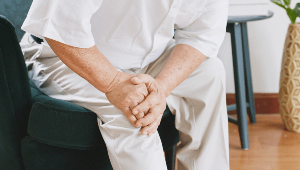 Đau nhức khớp khi vận động là dấu hiệu thoái hóa thường gặp, đặc biệt ở khớp gối và cột sống