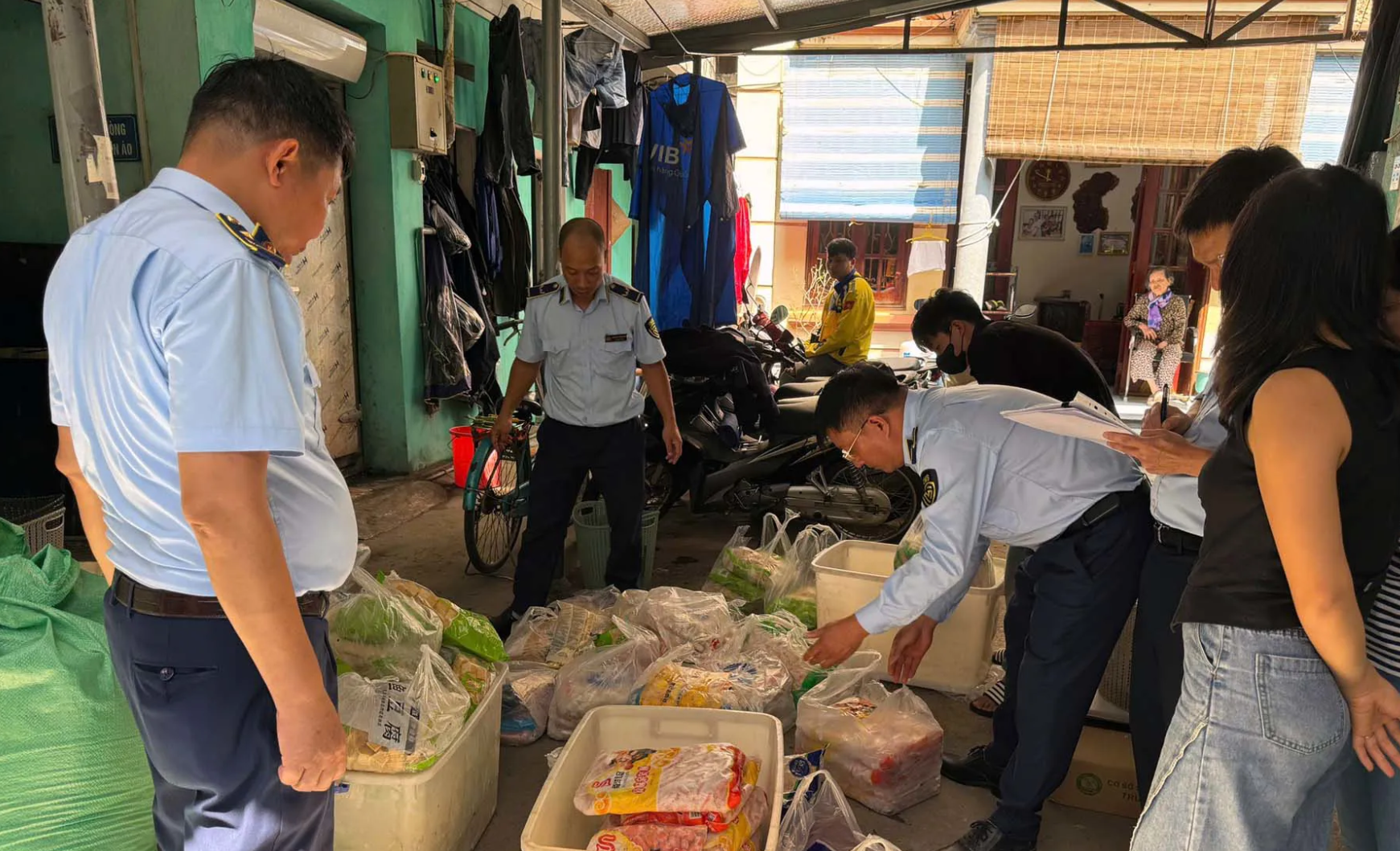 Hà Nội: Phát hiện nhiều vụ kinh doanh, tàng trữ thực phẩm nhập lậu