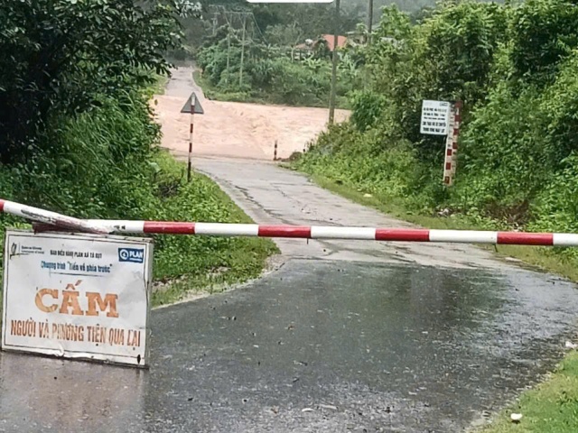 Cầu tràn Tà Rụt 2 bị nước dâng cao gây chia cắt cục bộ.