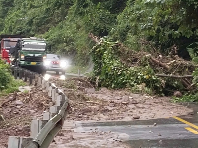 Tại Km 34 thuộc xã Tà Rụt 587 xuất hiện nhiều điểm sạt lở nhỏ, ảnh hưởng đến giao thông đi lại của người dân.