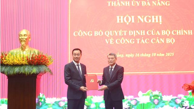 Ông Lê Minh Hưng đã trao Quyết định của Bộ Chính trị về việc điều động, phân công, chỉ định ông Lê Ngọc Quang tham gia Ban chấp hành, Ban Thường vụ, giữ chức Bí thư Thành ủy Đà Nẵng nhiệm kỳ 2025 - 2030. Ông Lê Minh Hưng đã trao Quyết định của Bộ Chính trị về việc điều động, phân công, chỉ định ông Lê Ngọc Quang tham gia Ban chấp hành, Ban Thường vụ, giữ chức Bí thư Thành ủy Đà Nẵng nhiệm kỳ 2025 - 2030.