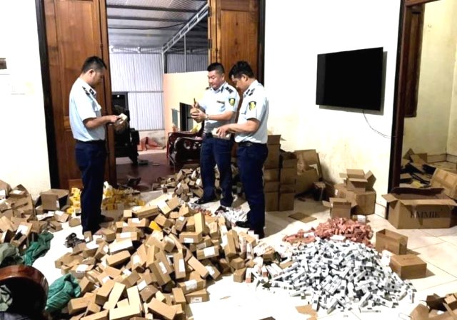 Lực lượng chức năng tỉnh Đắk Lắk kiểm tra, phát hiện và xử lý một vụ kinh doanh hàng giả trên địa bàn.