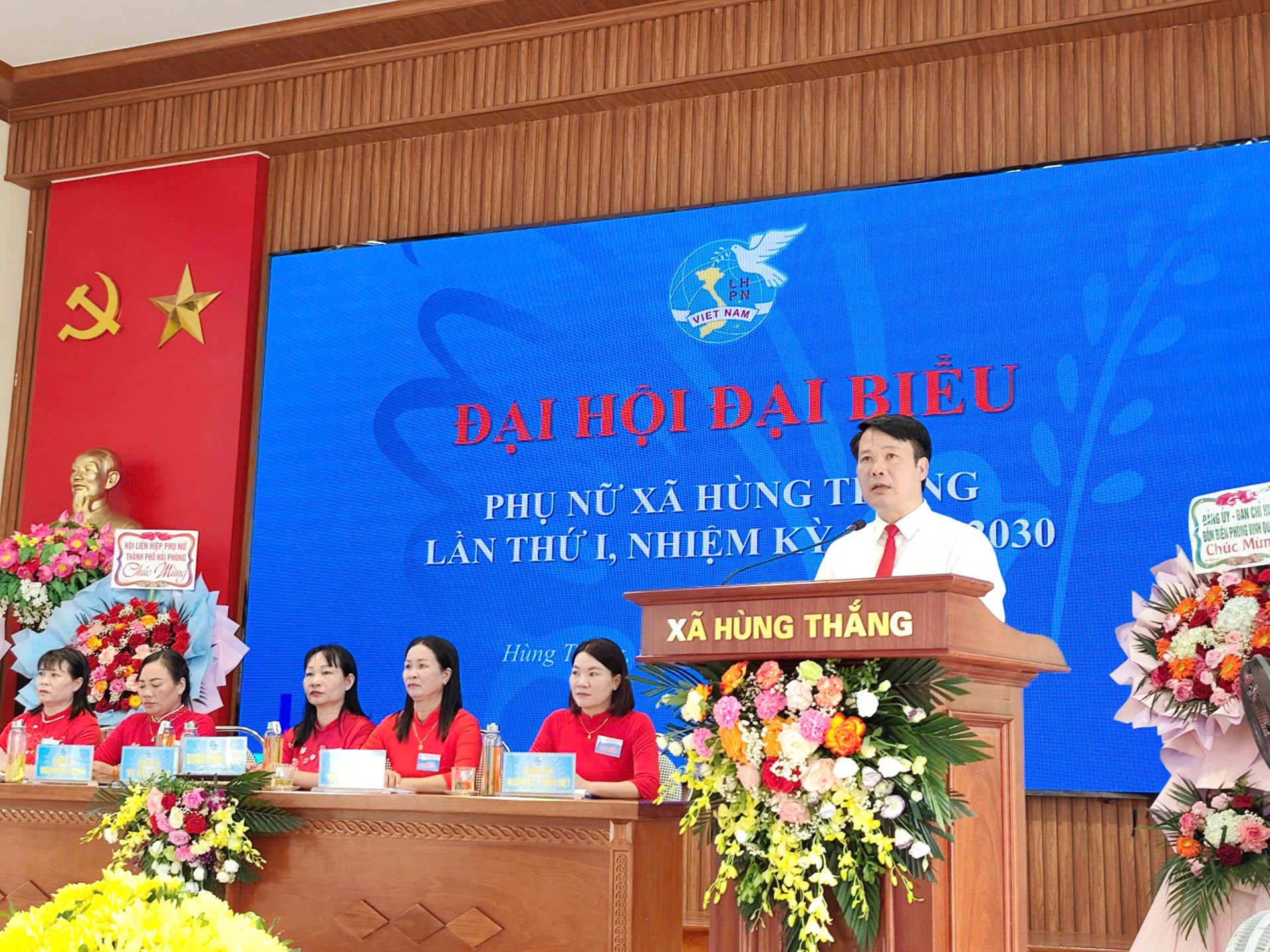 Đồng chí Nguyễn Anh Tú – Phó Bí thư Thường trực Đảng ủy xã Hùng Thắng phát biểu chỉ đạo tại Đại hội. Đồng chí Nguyễn Anh Tú – Phó Bí thư Thường trực Đảng ủy xã Hùng Thắng phát biểu chỉ đạo tại Đại hội.