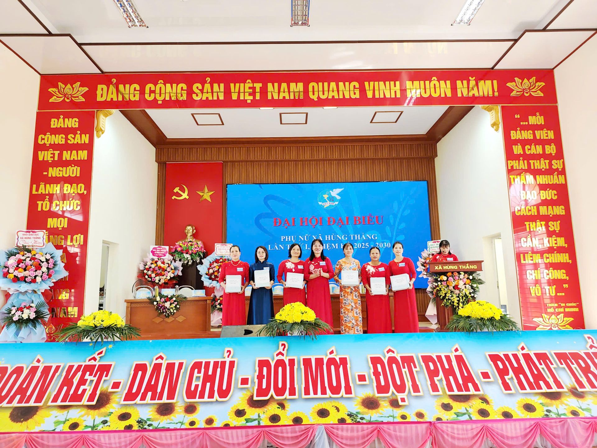 Tặng quà tri ân các Ủy viên Ban Chấp hành Hội nhiệm kỳ 2021 – 2025 không tái cử. Tặng quà tri ân các Ủy viên Ban Chấp hành Hội nhiệm kỳ 2021 – 2025 không tái cử.