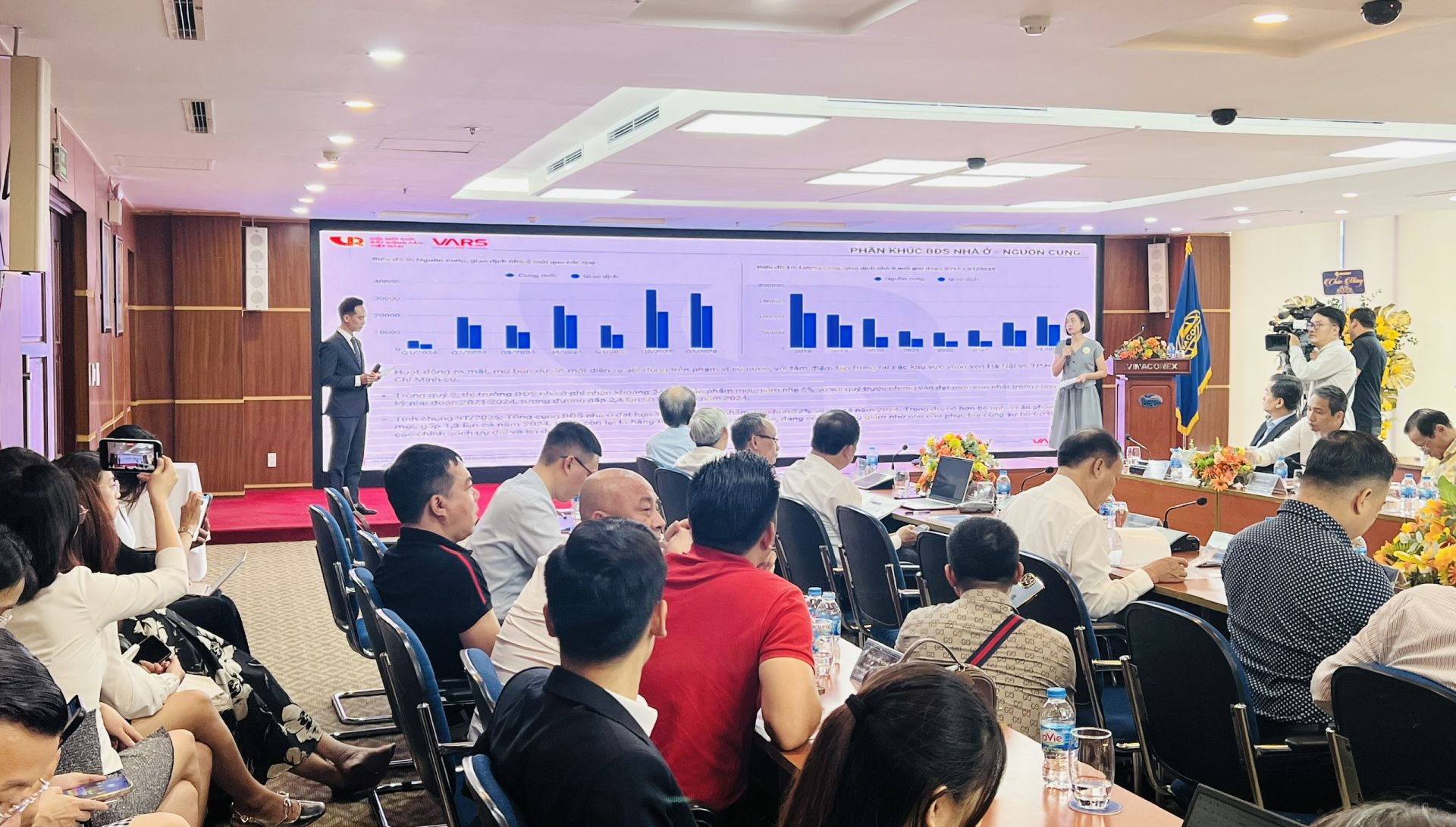 Bà Phạm Thị Miền và ông Lê Đình Chung thông tin về thị trường bất động sản quý III/2025