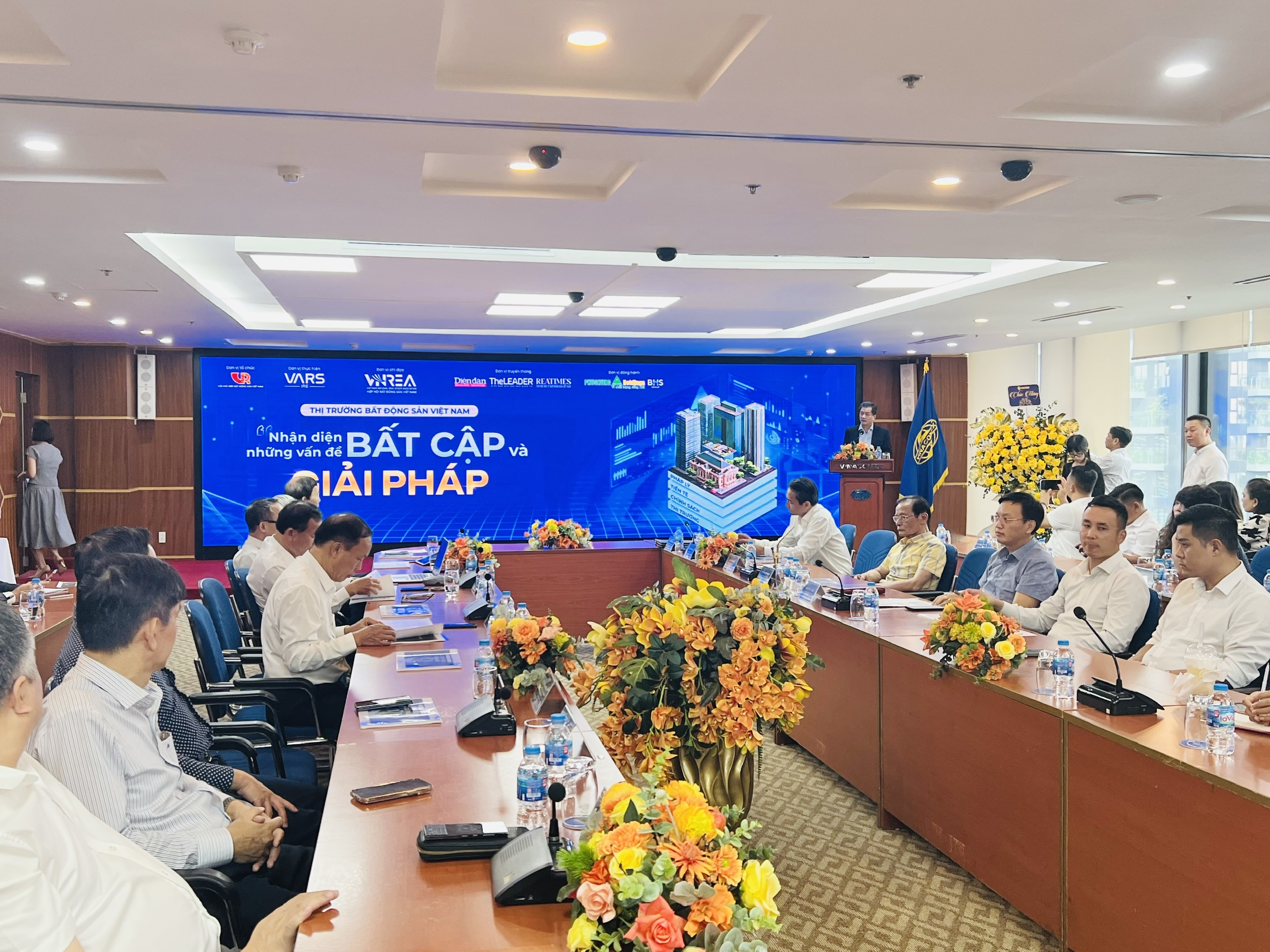 Tiến sĩ Nguyễn Văn Đính, Chủ tịch Hội Môi giới Bất đống sản Việt Nam phát biểu khai mạc Hội thảo