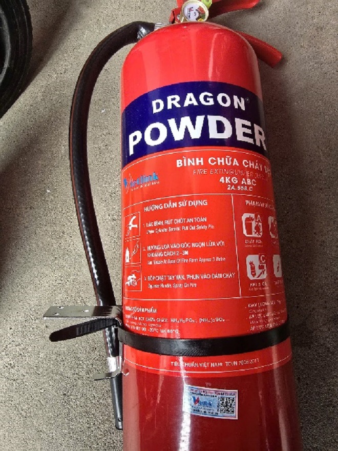 Bình chữa cháy nhãn hiệu Dragon giả. Ảnh Công an Hà Nội cung cấp