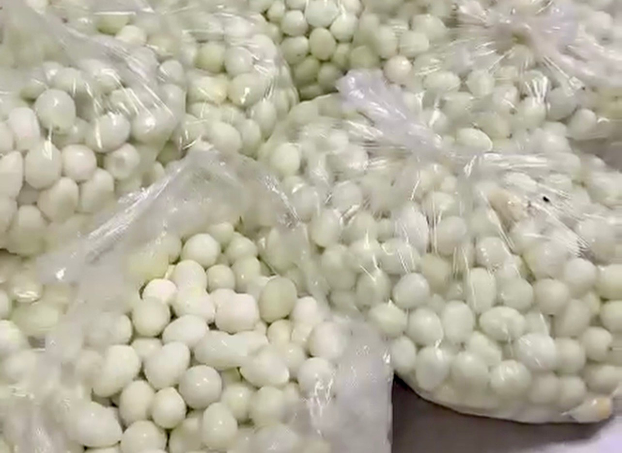 Số trứng cút có mùi lạ. Ảnh cắt từ clip Số trứng cút có mùi lạ. Ảnh cắt từ clip