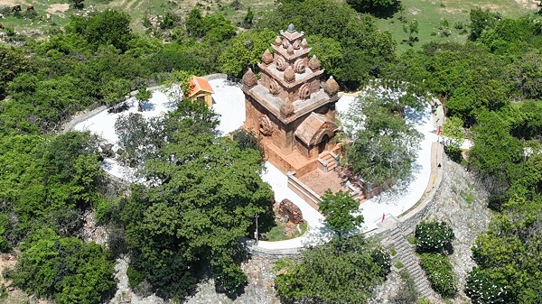 Tháp Pô Rome (Tháp Hậu Sanh): Theo tài liệu Tháp được xây dựng vào thế kỷ 17, có tượng vua Po Rome được thờ cao khoảng 1,2m. Ngoài ra, còn có một tượng bán thân nữ mà người Chăm gọi là tượng hoàng hậu Po Bia Sancan cao khoảng 0,75m, bên ngoài tháp là tượng bà hoàng hậu Sucih.