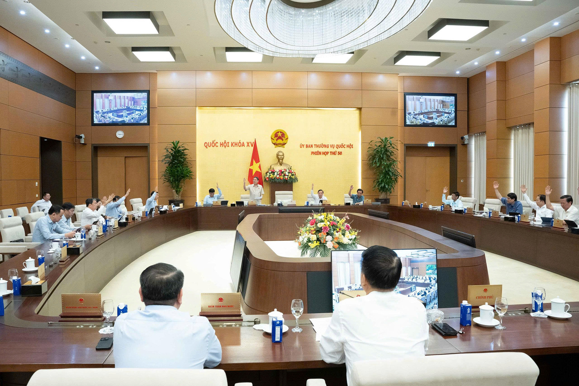 Các thành viên Ủy ban Thường vụ Quốc hội biểu quyết thông qua nghị quyết. Ảnh: Quốc hội Các thành viên Ủy ban Thường vụ Quốc hội biểu quyết thông qua nghị quyết. Ảnh: Quốc hội