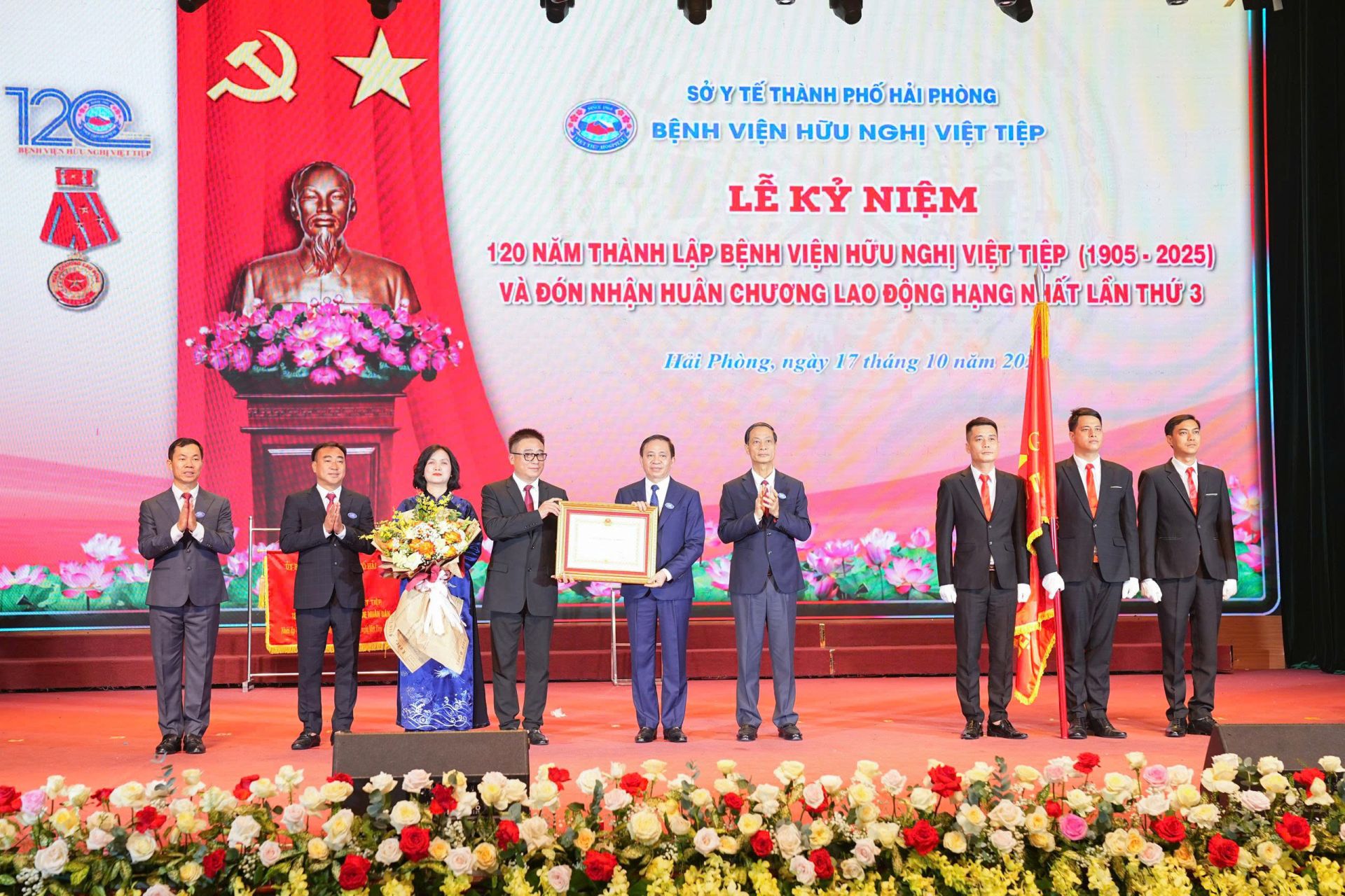 Đồng chí Đỗ Mạnh Hiến, Phó Bí thư Thường trực Thành ủy trao tặng Bệnh viện Huân chương lao động hạng Nhất.