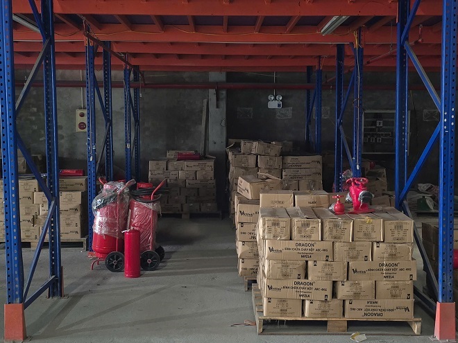 Tại kho hàng, lực lượng chức năng thu giữ nhiều bình chữa cháy giả
