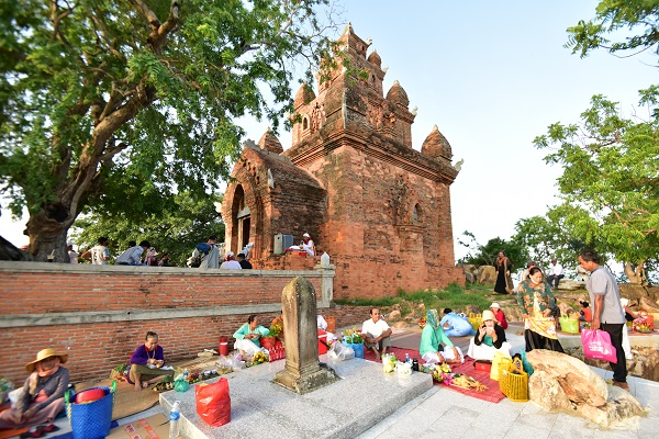 Ngay từ sáng sớm của ngày mồng 01/7 theo lịch Chăm, các gia đình người Chăm đã mang lễ vật lên Tháp, chọn vị trí trải chiếu và đặt lễ vật để chuẩn bị cúng