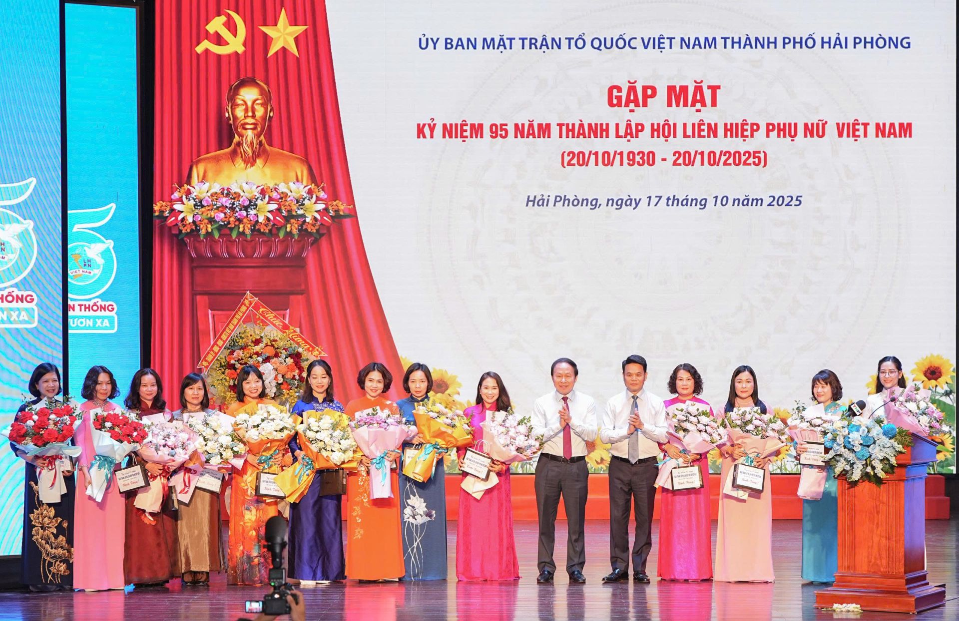 Lãnh đạo thành phố tặng hoa chúc mừng các đồng chí nữ cán bộ, lãnh đạo. Lãnh đạo thành phố tặng hoa chúc mừng các đồng chí nữ cán bộ, lãnh đạo.