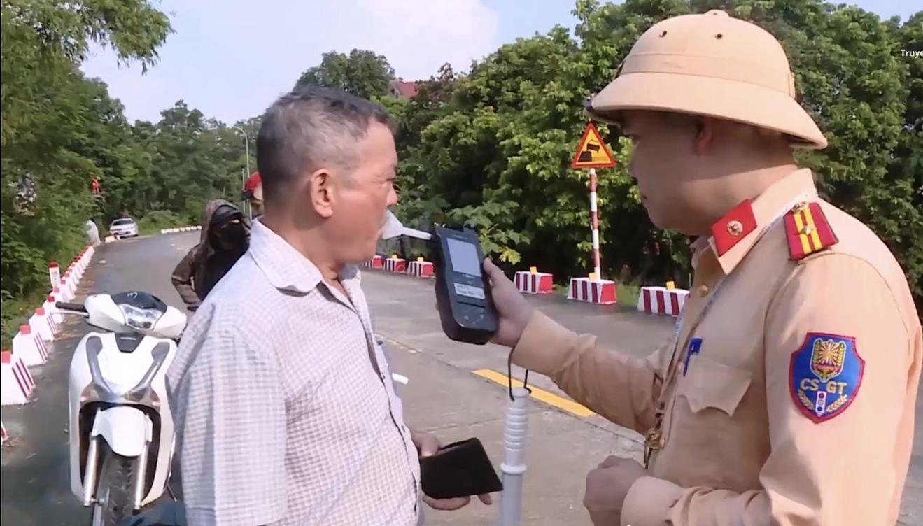 Lực lượng Cảnh sát giao thông kiểm tra nồng độ cồn đối với người điều khiển phương tiện, trên địa bàn tỉnh Thanh Hoá. Ảnh: Công an Thanh Hoá