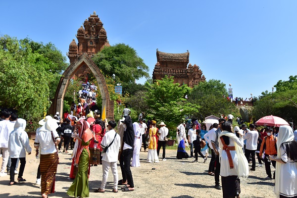 Bà con người Chăm và du khách đi dự Lễ hội Ka Tê tại Thap Pô Klonggarai