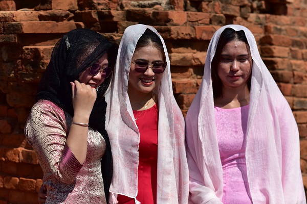 Các thiếu nữ Chăm đi dự Lễ hội Ka Tê tại Tháp Pô Klong Garai