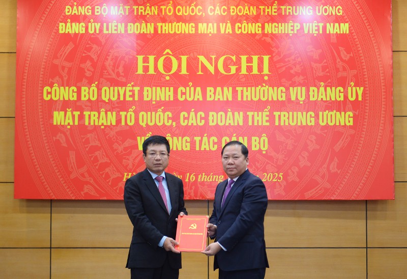 Đồng chí Hồ Sỹ Hùng nhận quyết định của Ban Thường vụ Đảng uỷ Mặt trận Tổ quốc, các đoàn thể Trung ương. (Ảnh: chinhphu.vn)