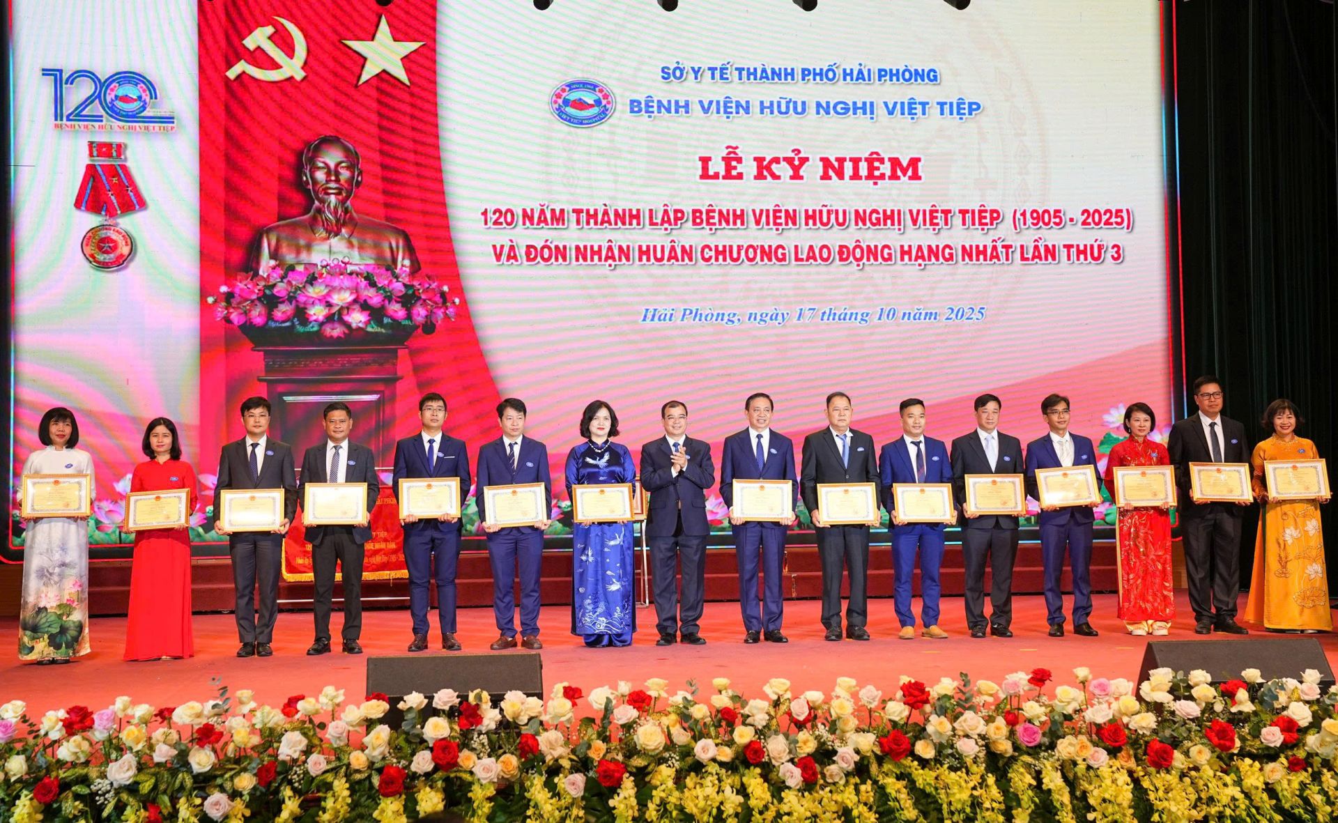 Các tập thể, cá nhân được tặng Bằng khen của UBND thành phố.