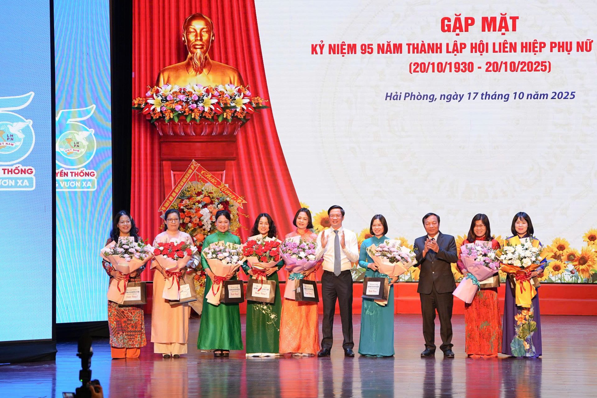 Lãnh đạo thành phố tặng hoa chúc mừng các đồng chí nữ cán bộ, lãnh đạo. Lãnh đạo thành phố tặng hoa chúc mừng các đồng chí nữ cán bộ, lãnh đạo.